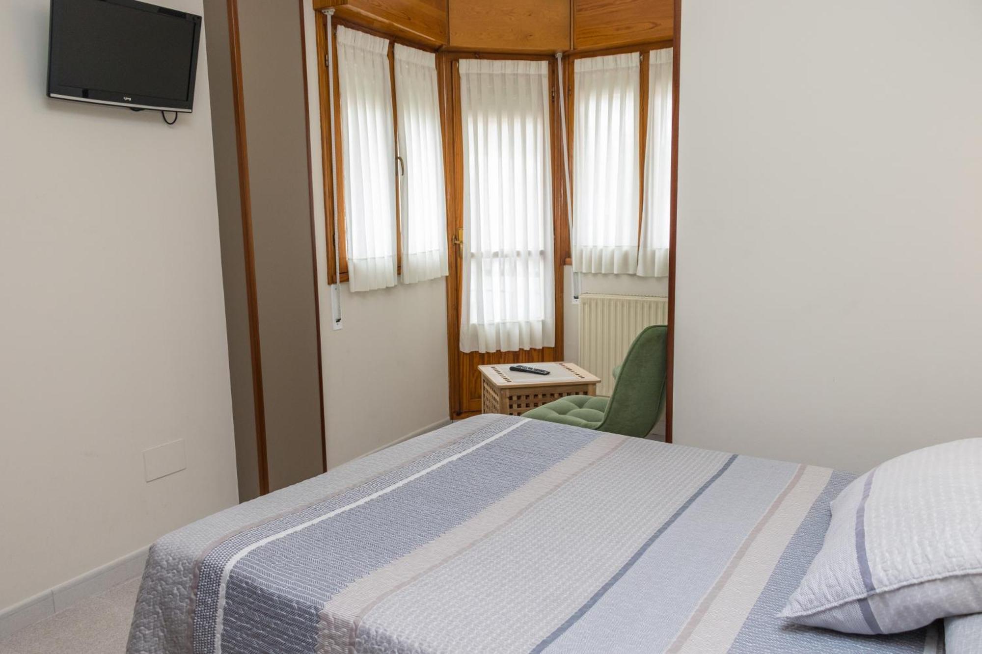 Hotel Plaza Onís Kültér fotó