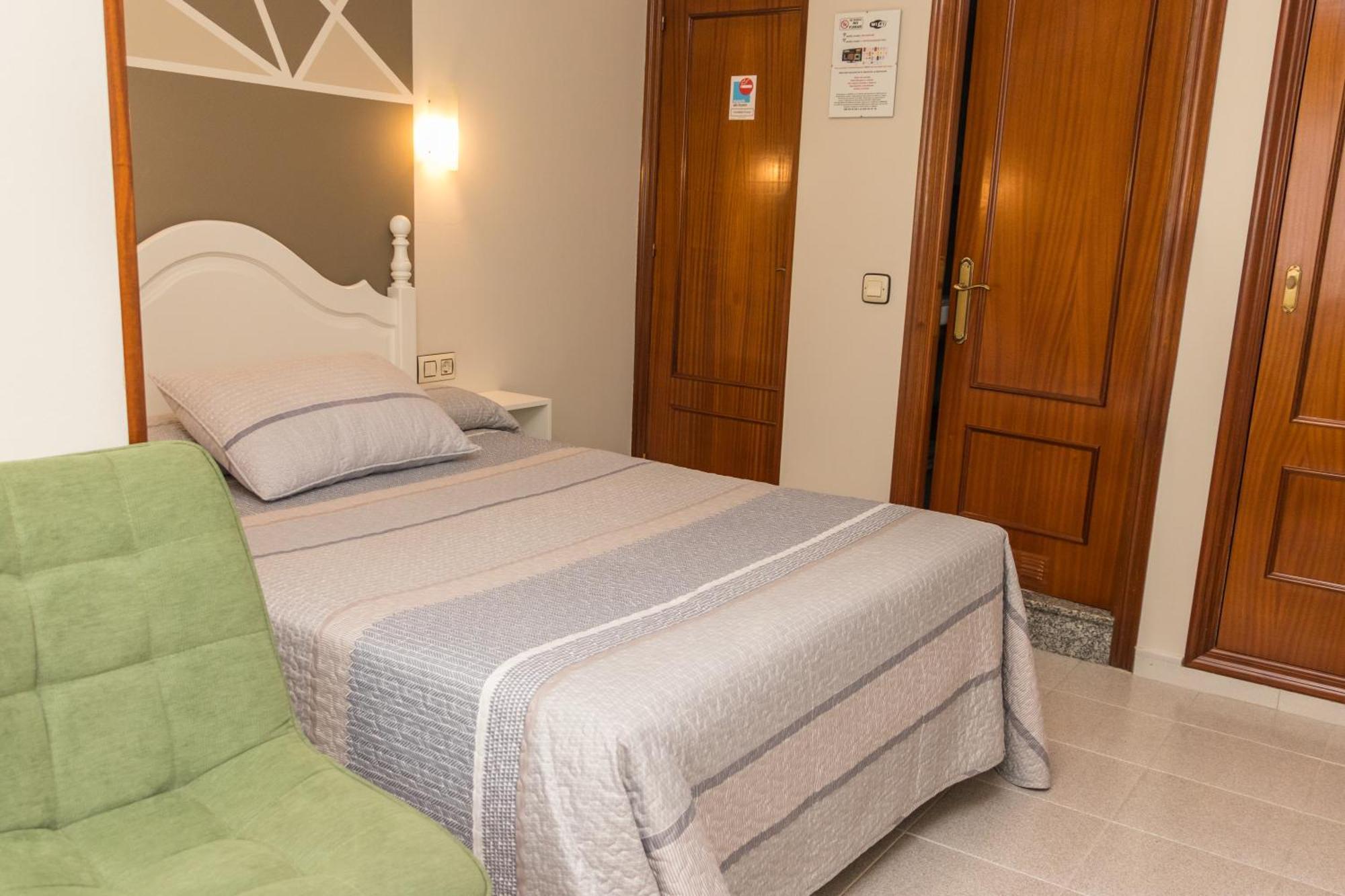 Hotel Plaza Onís Kültér fotó