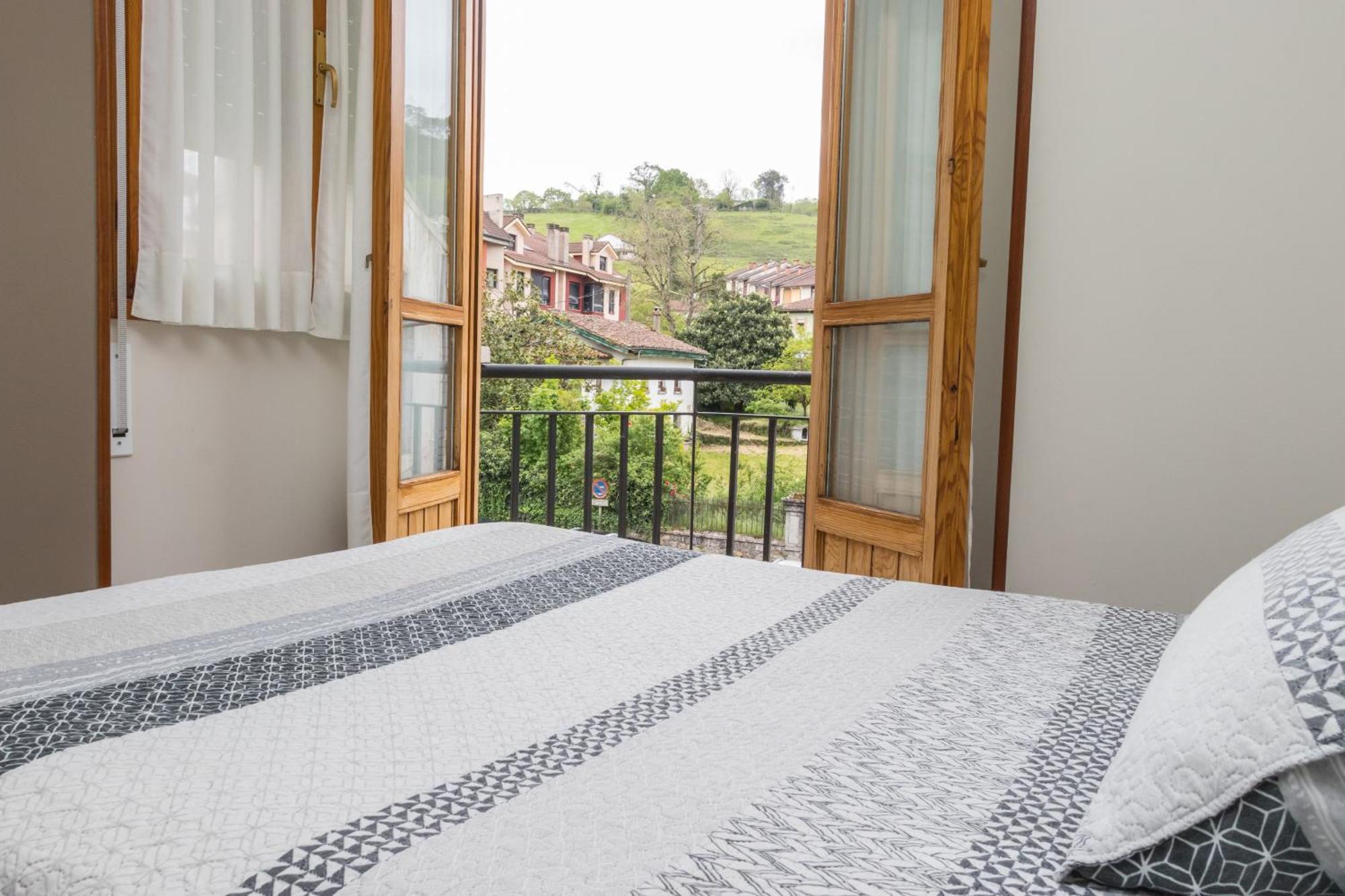Hotel Plaza Onís Kültér fotó