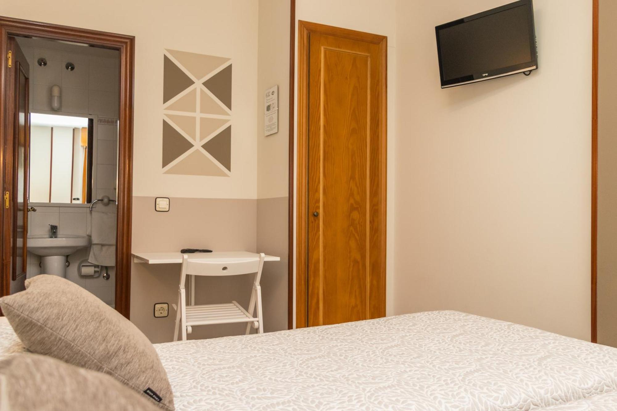 Hotel Plaza Onís Kültér fotó