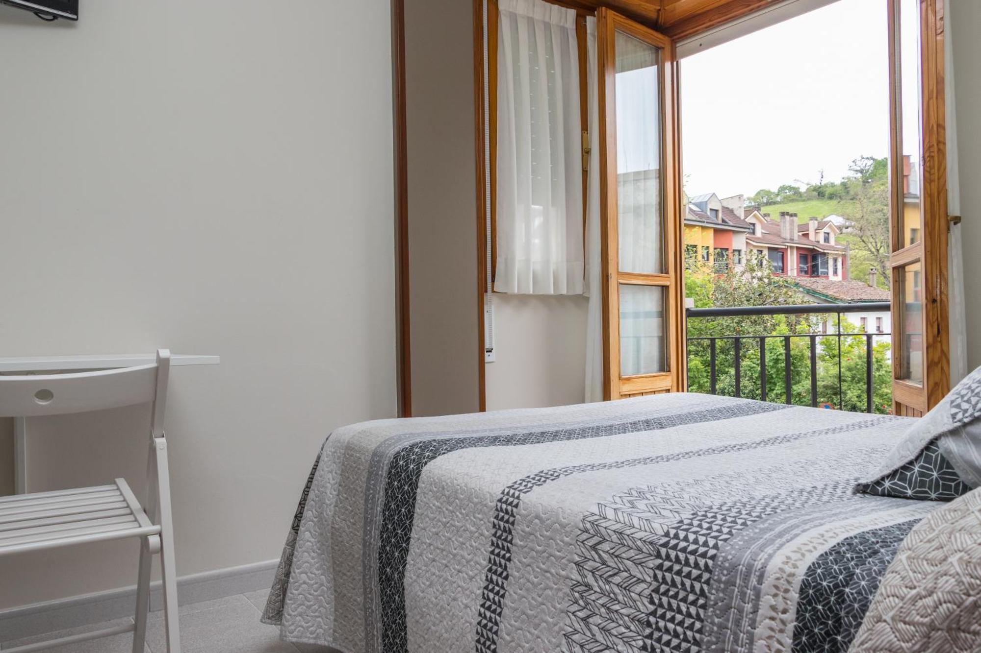 Hotel Plaza Onís Kültér fotó