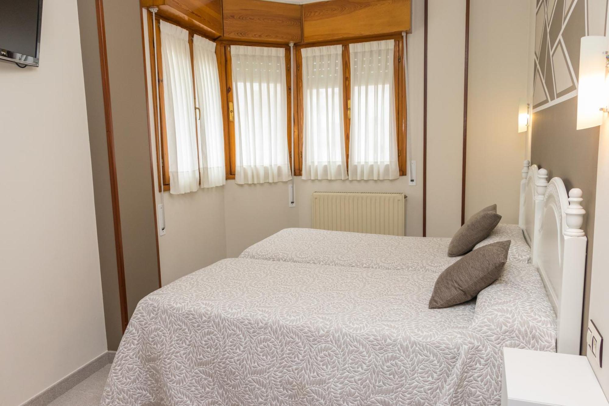 Hotel Plaza Onís Kültér fotó